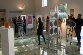 "Свързване" - изложба на плакат, живопис, графика, скулптура и прожекция на филма "Последните камбани" на режисьора Николче Поповски (фотография)