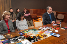 ултурно-информативниот Центар на Р. Македонија во софија подари 100 книги од македонски автори на Националната библиотека во Софија (снимка)