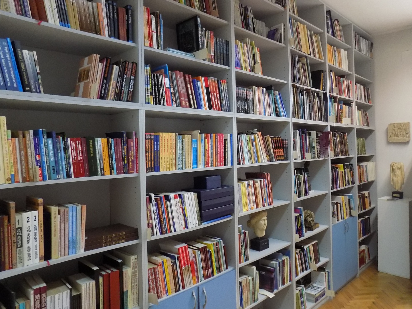 Фотографија од библиотеката на КИЦ на РСМ во Софија, София